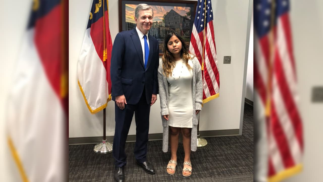 Adolescente hispana gana beca de $125,000 en la lotería de vacunas de Carolina del Norte