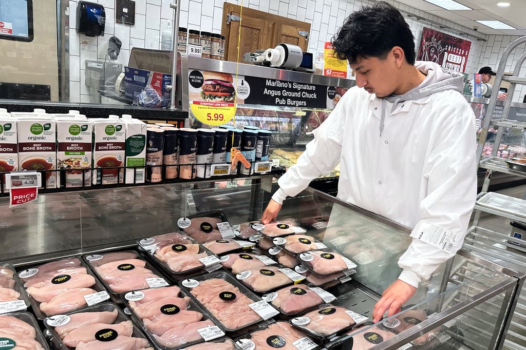 El presidente Trump anuncia un plan para bajar los precios de la carne de res, pero los ganaderos y algunos republicanos ya se oponen