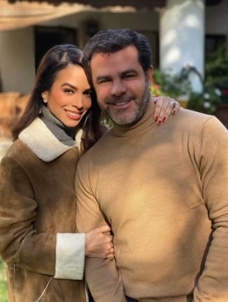 Cabe resaltar que Eduardo no solo elogió a su esposa Biby, pues en otra postal resaltó la belleza de las tres mujeres que conforman su familia.
