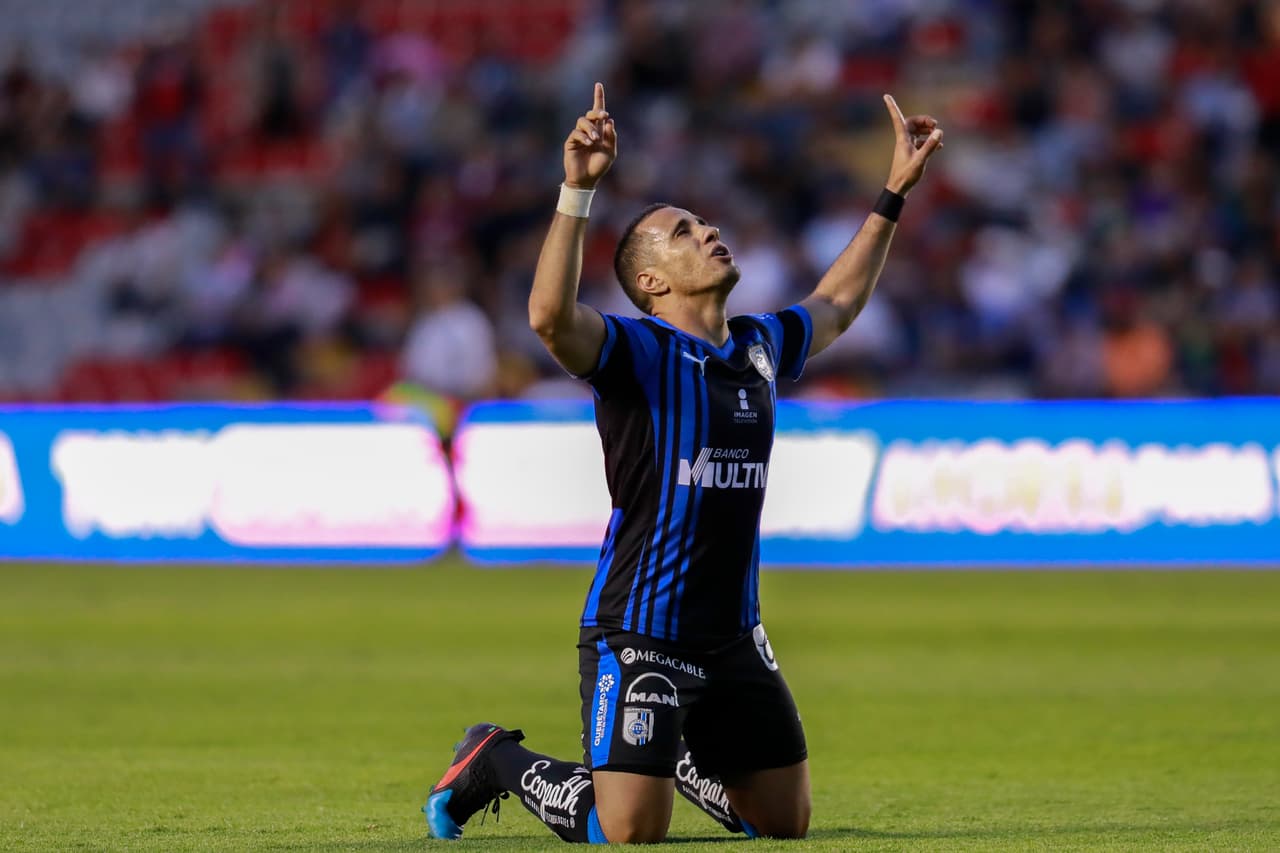 En dos ocasiones, Camilio Sanvezzo canjeó los penales por goles en los minutos 76 y 87 para aumentar la ventaja del equipo local.