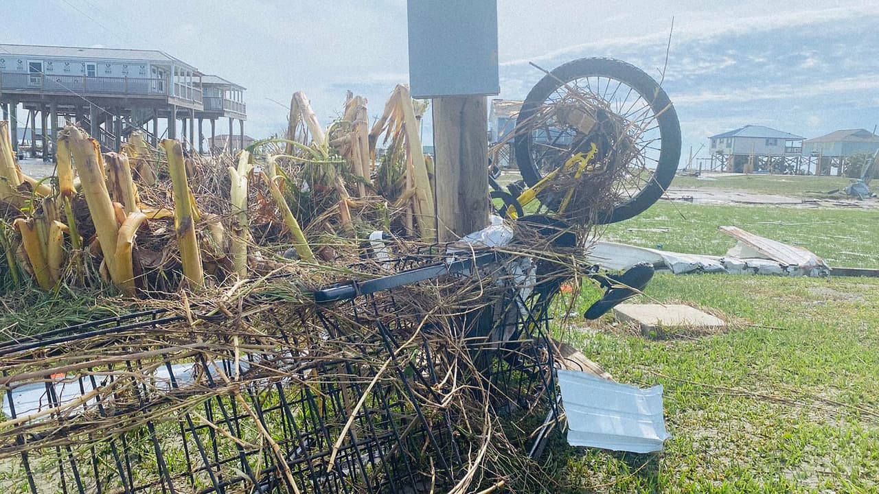 Objetos apiñados por la fuerza del viento en la costa. Laura tocó tierra como huracán de categoría 4 en la escala Saffir-Simpson, con vientos de más de 130 millas por hora, antes de comenzar a debilitarse.