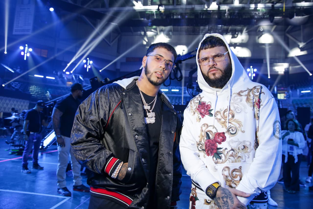 Anuel AA y Farruko coincidieron en el segundo día de ensayos de Premios Juventud. Los intérpretes cantarán el tema 'Delincuente' y como parte de este número musical, cada uno llegará en un vehículo diferente.