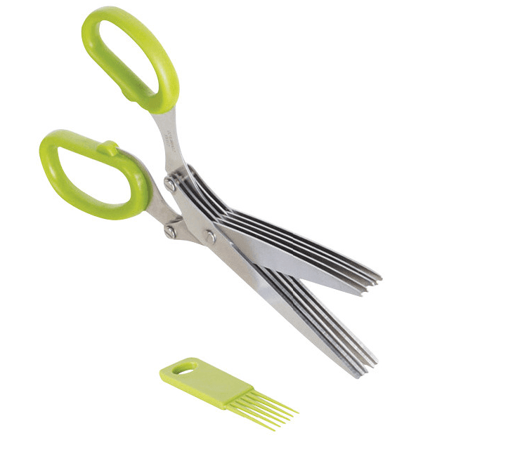 <b>Tijeras:</b> hay varias tareas en las que pueden reemplazar a un cuchillo. Úsalas para abrir empaques, para cortar hierbas (sin lastimar las hojas), para picar tallos (como el de los cebollines), para cortar algunos huesitos de proteínas (como el pollo o el pescado) e incluso para rebanar quesos maduros. Para conservar el filo sólo lávalas en agua jabonosa y manténlas alejadas de lugares húmedos. | 
<b><a href="http://www.houzz.com/">Houzz</a></b>, $17 dólares