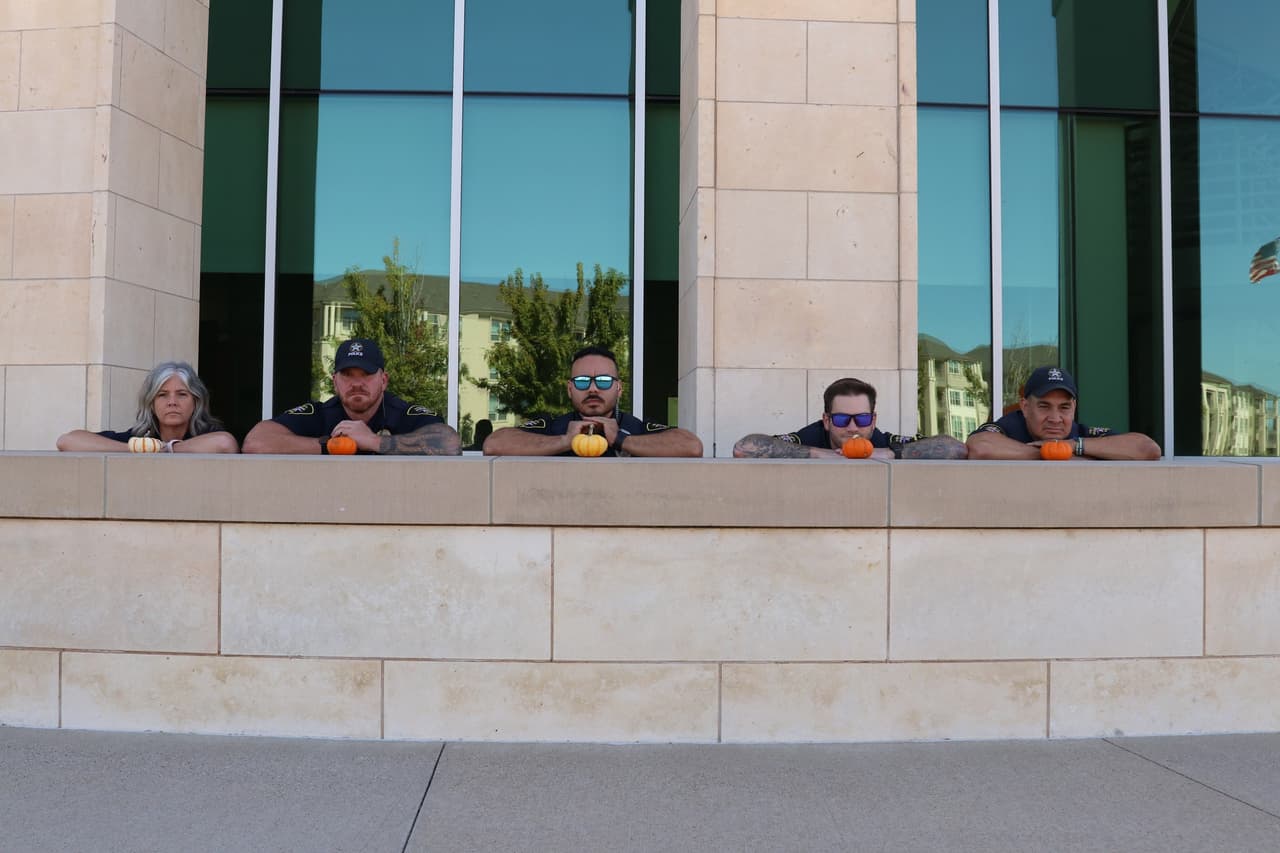 Pero los agentes provocaron algo más,
<b>tanto así que el sábado 25 de octubre rifarán una comida con uno de ellos.</b> Esto en un evento comunitario en City Hall Plaza entre 5:00pm y 8:00pm. Puedes llevar tus disfraces y habrá juegos y escenarios para tomarse fotografías de otoño.