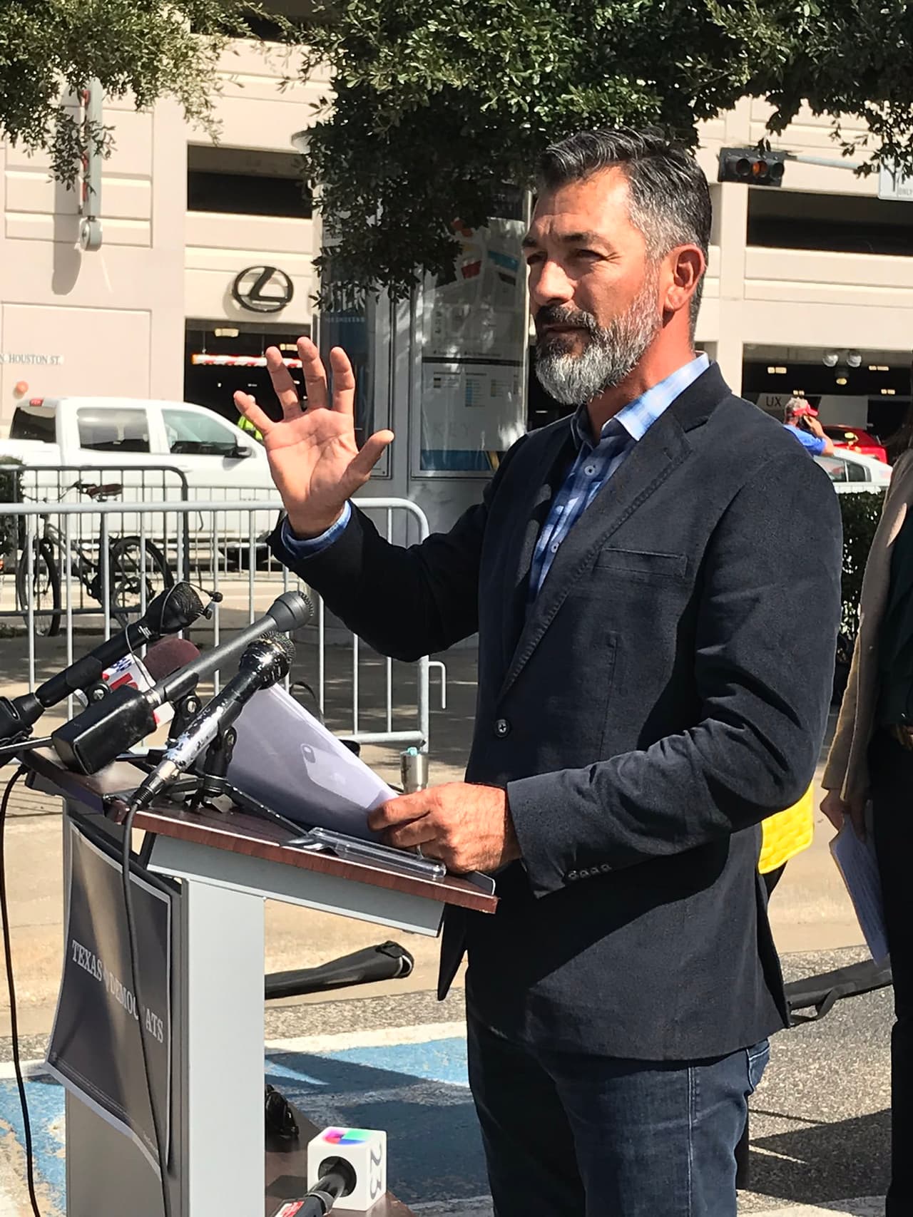 Representante Ramón Romero, “cada vez que Trump amenaza con cerrar la frontera, hiere y perjudica a los pequeños negocios de Texas y a nuestro socio comercial, México”.