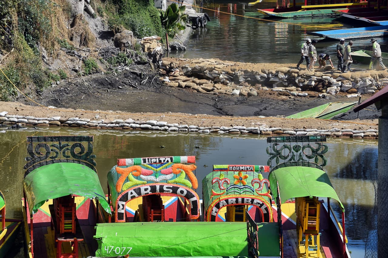 La madrugada del martes pasado una grieta de 3 metros (9.8 pies) devoró las aguas del canal 27 de Zacapa, en la reserva natural de Xochimilco, ubicado en la Ciudad de México.