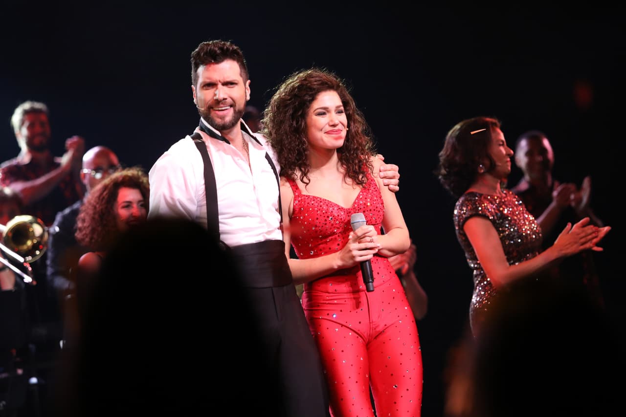 La actriz 
<b>Christie Prades</b> es quien le da vida a Gloria en el escenario. Prades es de padres cubanos pero ella nació en Miami, lo que la hace aún más perfecta para interpretar a Estefan. Por su parte, el actor mexicano 
<b>Mauricio Martínez</b> interpreta a Emilio.