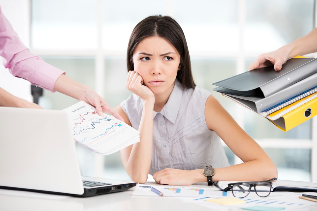 8. Seguir instrucciones. Escuchar a las personas que han concretado tareas o proyectos antes que tú e incorporar su aprendizaje, es otra habilidad fundamental para los empleadores. ¿Alguien sabe hacer algo? ¡Presta atención! No te saltes pasos, ni intentes reinventar la rueda.