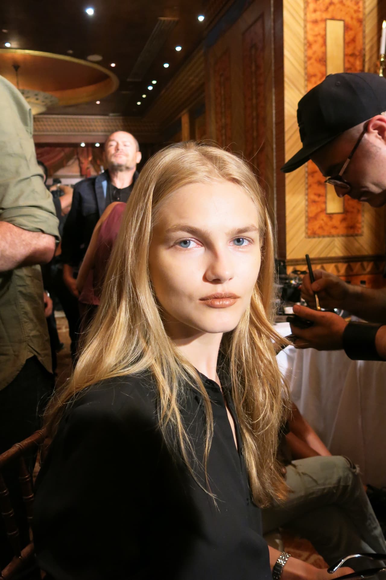 "El dorado lo cubrimos con una ligera capa de maquillaje pues queríamos que se viera como si el color naciera de la piel”.
<br>