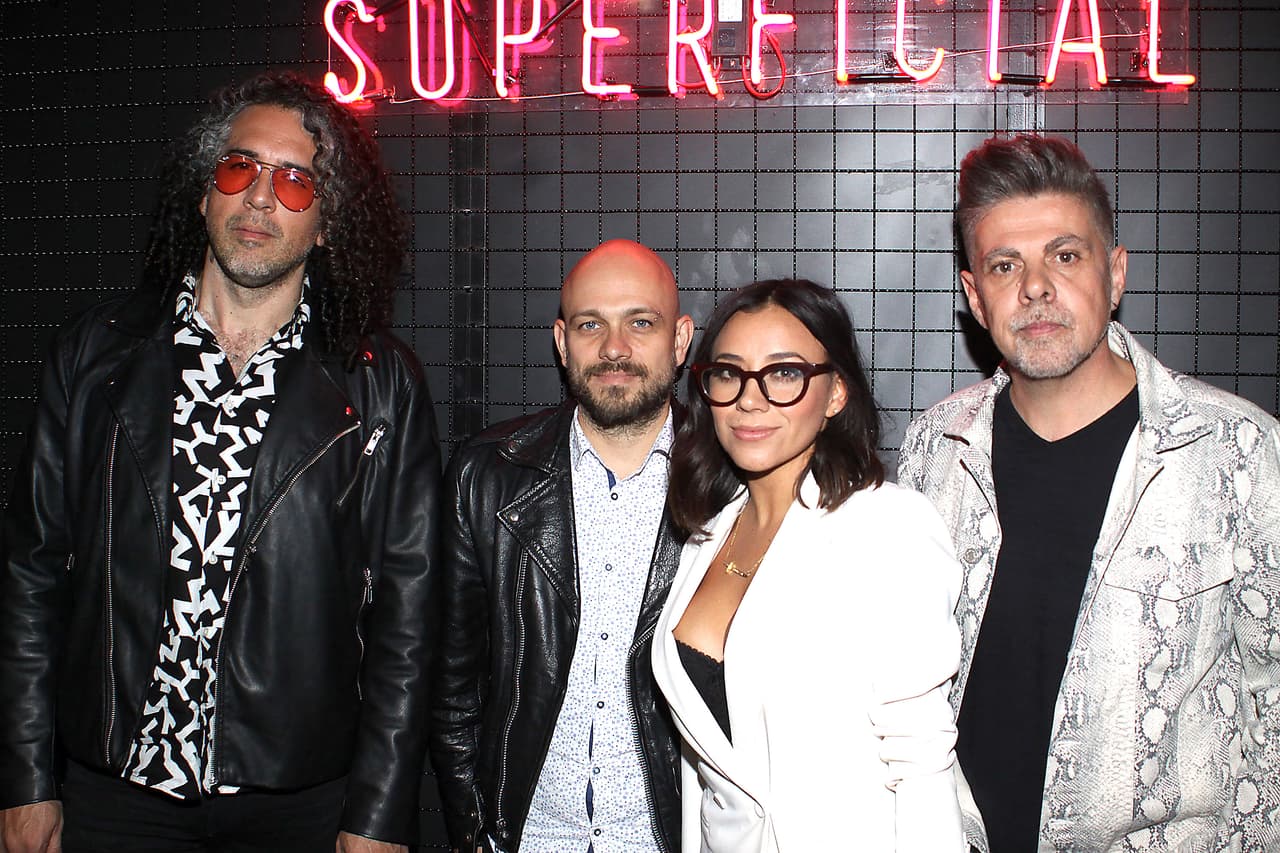 “
<b>Nos reímos juntos</b>. La verdad es que, pues es un invento, entonces lo platicamos obviamente como una broma. No está padre que te impliquen en una portada así, pero bueno, ya nos dio risa, porque ya qué más haces”, dijo Corrales (primero en la foto de izquierda a derecha).