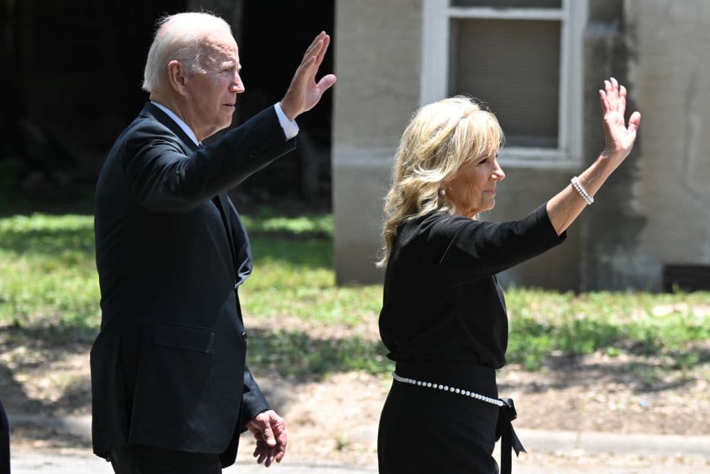 Biden concluye visita a Uvalde tras reunirse con sobrevivientes y familiares de las víctimas