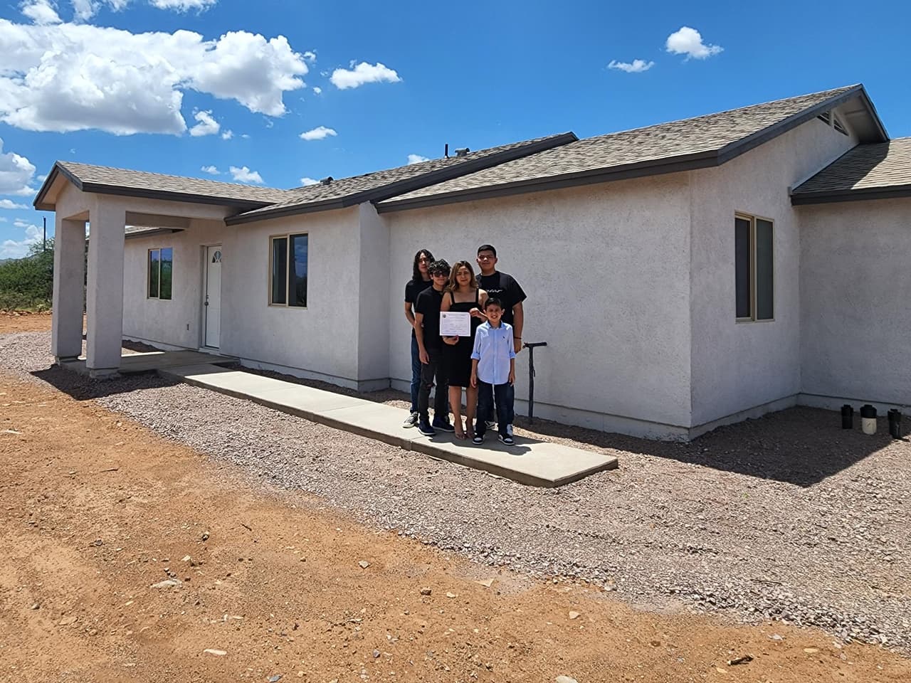 Chicanos Por La Causa se compromete a crear oportunidades de vivienda asequible en varios estados, especialmente en áreas rurales donde las necesidades de vivienda son mayores. CPLC estableció el programa de vivienda de autoayuda en 1995 para ayudar a las familias del condado de Santa Cruz que tienen ingresos muy bajos (por debajo del 50 al 80% del ingreso medio del área) a realizar su sueño de ser dueños de una casa. Esta es otra de las afortunadas familias.