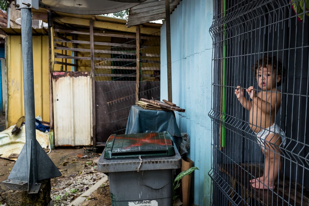 Las enfermedades tropicales desatendidas proliferan en entornos empobrecidos, especialmente en el ambiente caluroso y húmedo de los climas tropicales. La mayoría son transmitidas por insectos como moscas o mosquitos, agua contaminada y el suelo infestado por huevos de gusanos.