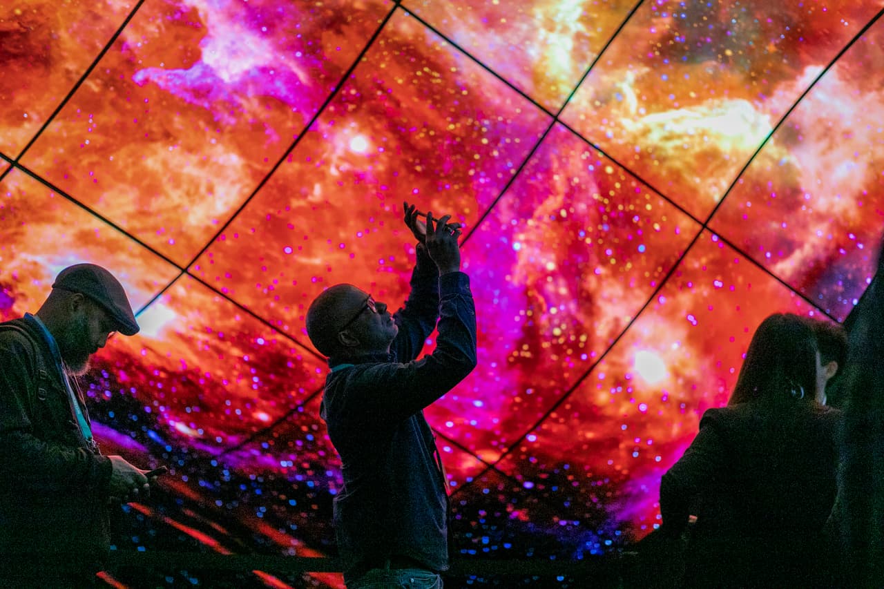 <b>El televisor que se puede guardar en una gaveta. </b>OLED, la nueva tele de LG, tiene un tamaño de 65 pulgadas y es tan flexible que puede curvarse para ocupar menos espacio o hacer presentaciones poco convencionales.