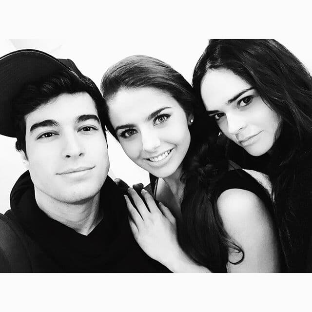 Esta novela le ha dado grandes amistades, estar todo el tiempo en grabaciones ha traído su recompensa. Se lleva muy bien con Fabiola Guajardo y Danilo Carrera.