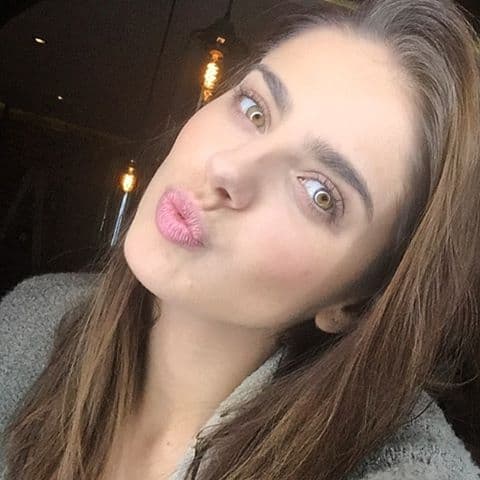 Muchos quisieran un besito de la bella actriz.