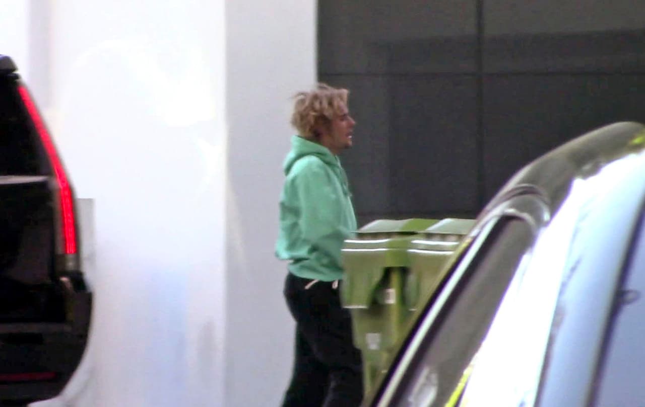 La cantante voló a Jamaica en febrero para acompañar a Bieber a la boda de su padre, Jeremy. La pareja confirmó con una sesión de besos que habían regresado, como se reportó en noviembre de 2017.