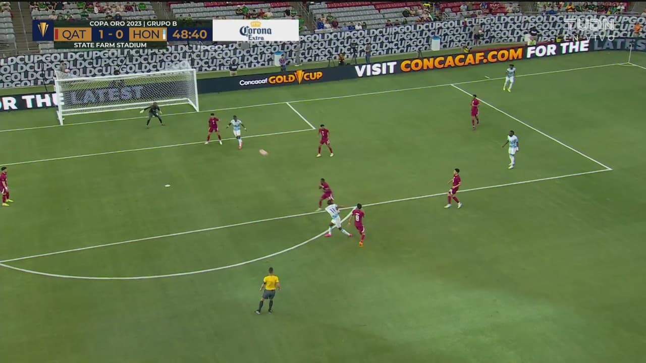 ¡Pelotita a volar! Bengtson no puede controlar y la manda por encima