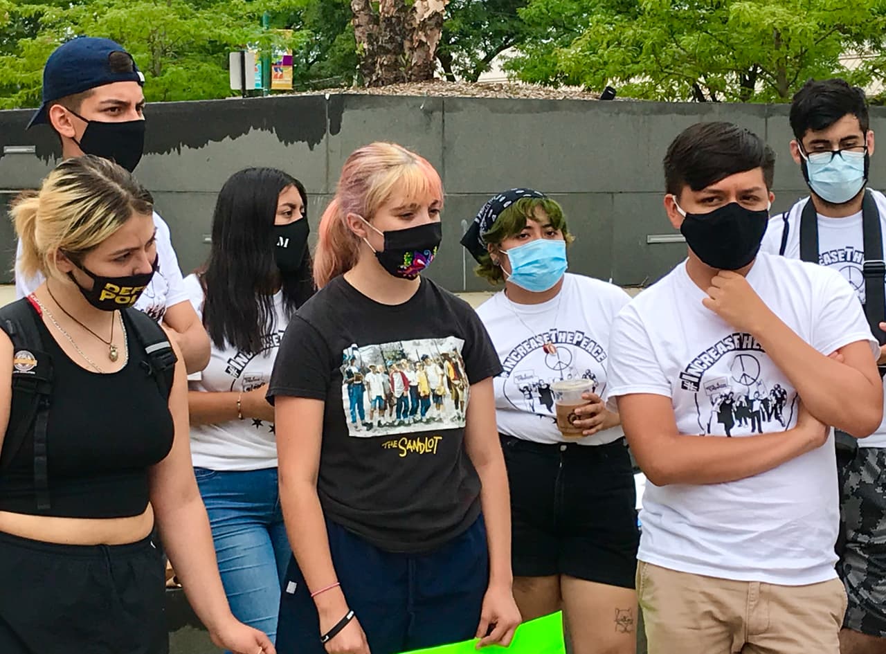 Un grupo de estudiantes de Chicago protesta en contra de la permanencia de la policía en sus escuelas