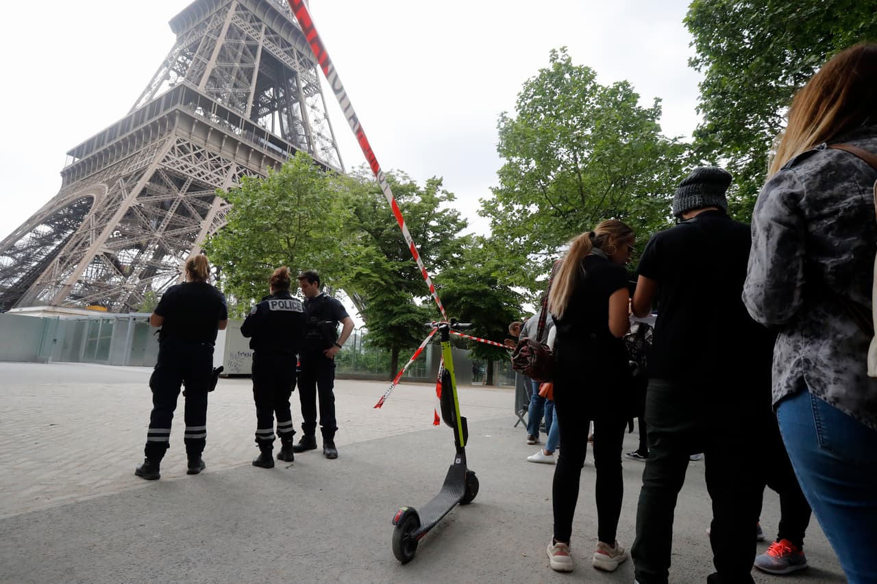 La policía impidió que los turistas se acercaran la Torre Eiffel durante el rescate.