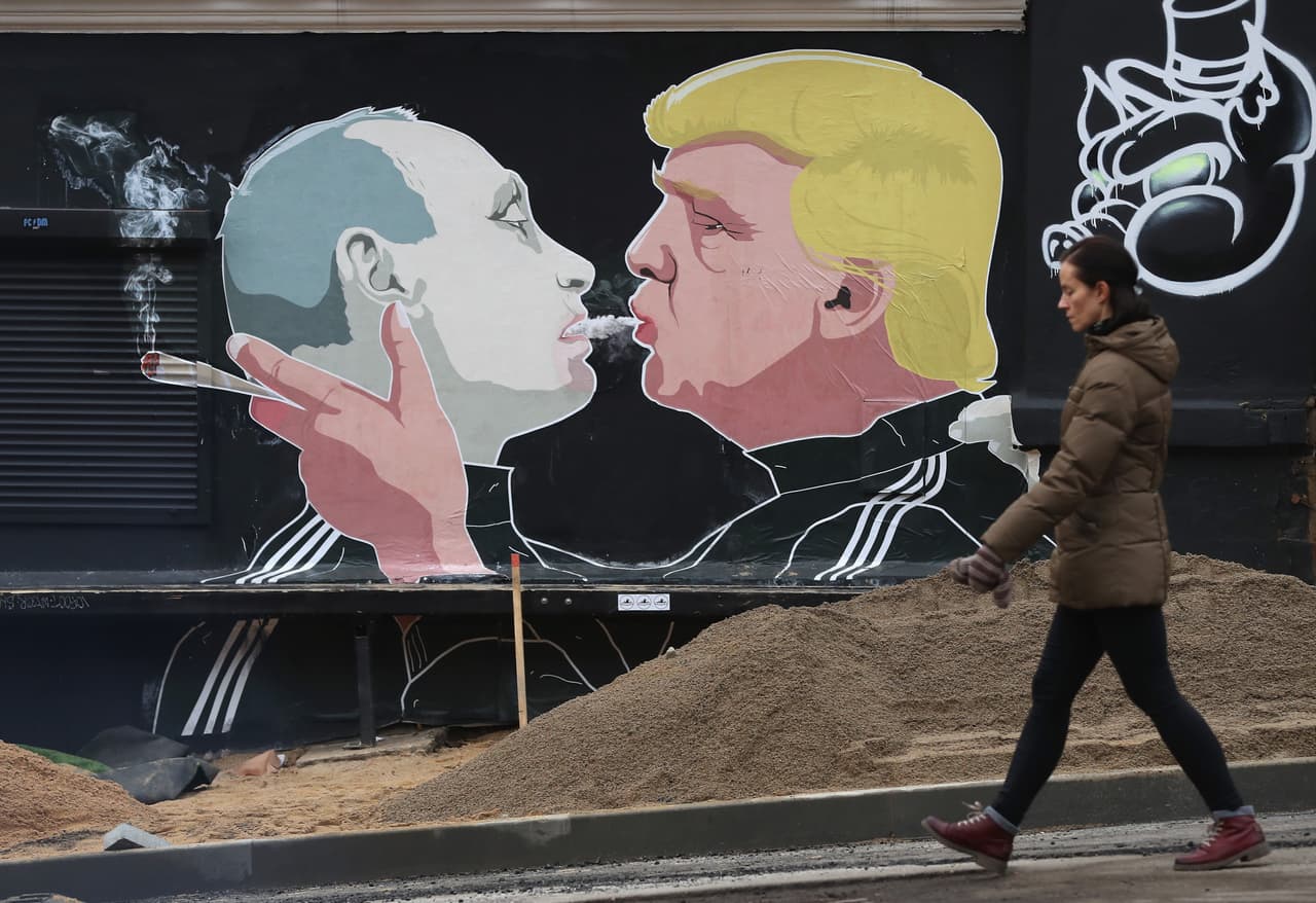VILNIUS, LITUANIA.-
<b>Trump y Putin 'compartiendo marihuana'</b>. Por su historia de tensiones con Rusia, mucha gente en países bálticos (Lituania, Letonia y Estonia) ven con preocupación el intercambio de elogios que se ha dado entre Trump y Putin. Habrá que ver si esa relación cambia tras el bombardeo a Siria.