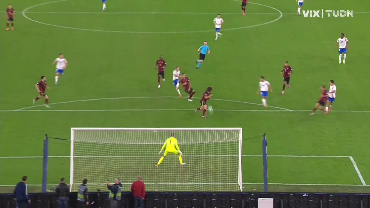 ¡Polémica en Italia! Faes desvía el tiro con la mano