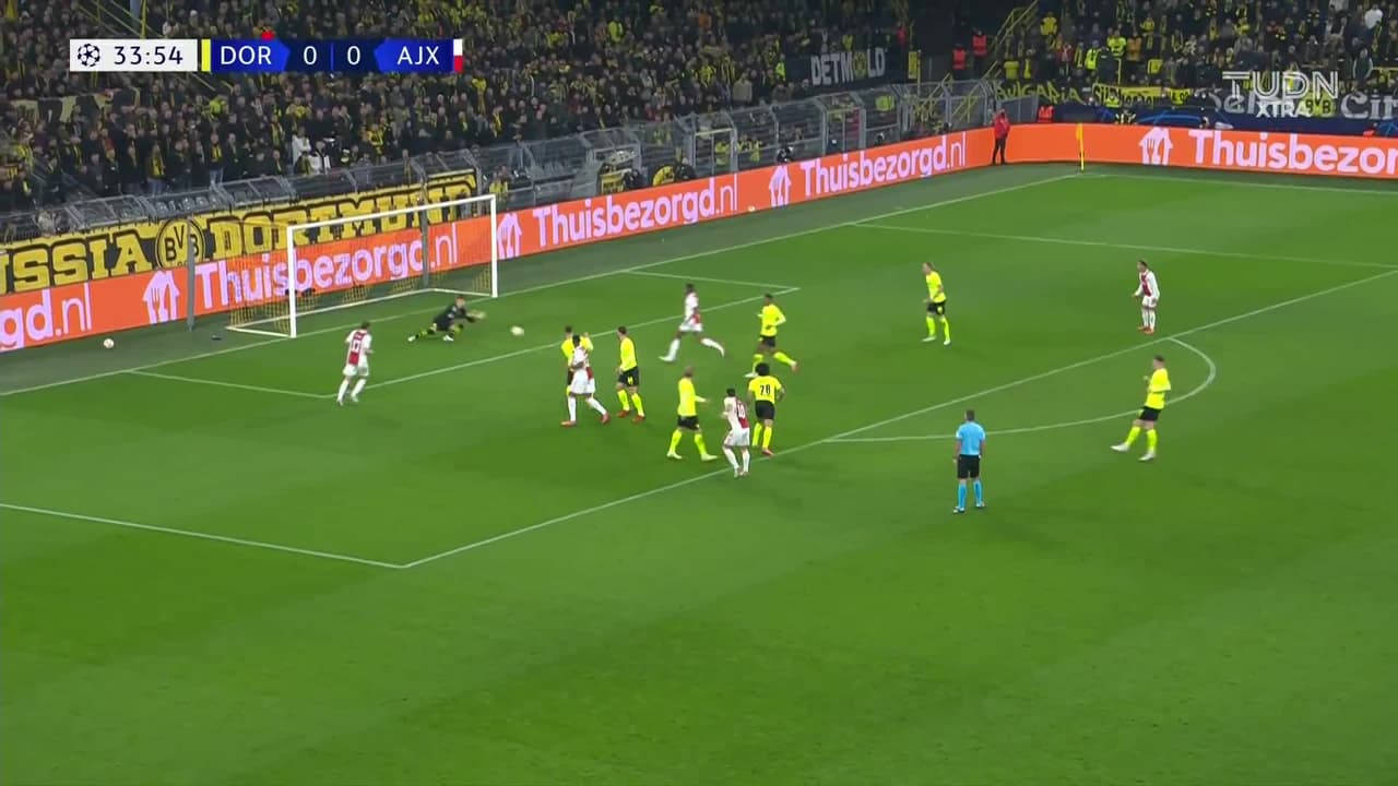 ¡TIRO ATAJADO! disparo por Dusan Tadic.