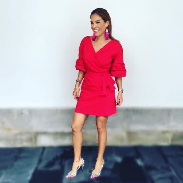 Uno de los colores que nunca pasa de moda es el rojo y lo puedes lucir en cualquier época del año.