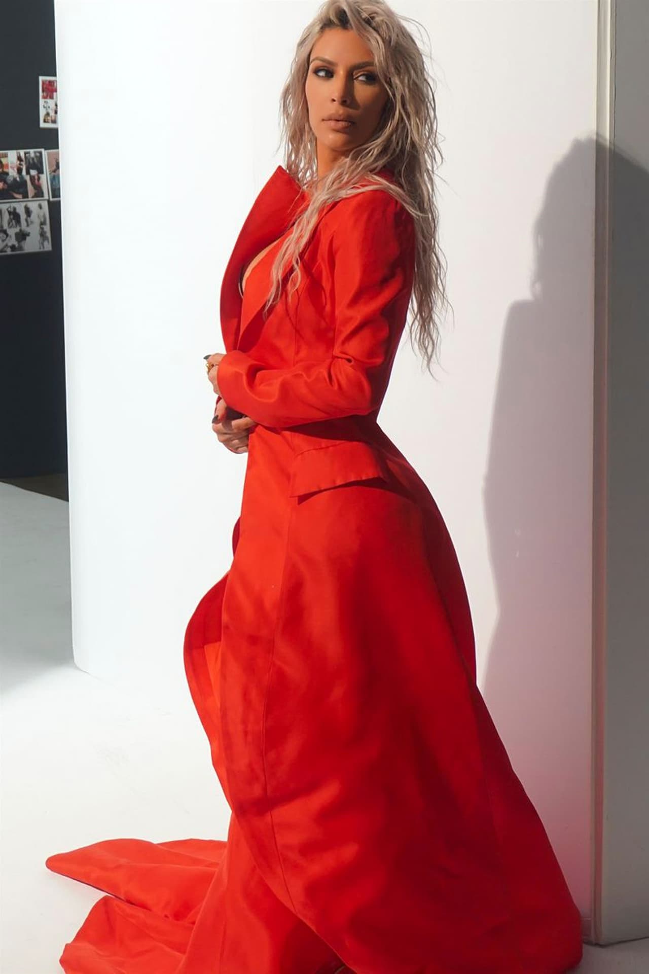 Kim Kardashian dejó claro en la entrevista con 'Elle' que lo único que no se retoca son las pestañas, pues las suyas "son perfectas".