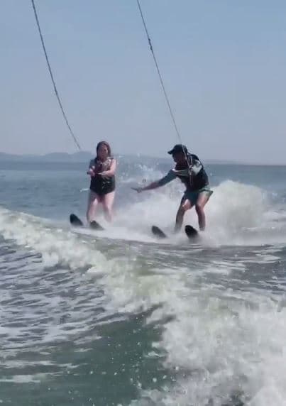 Andrea hizo públicas imágenes del momento en que sus dos hijas realizaron la misma actividad de la mano del instructor.