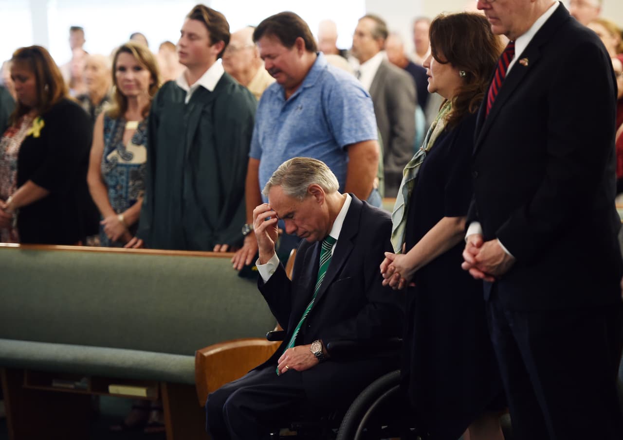 Uno de los asistentes al servicio fue el gobernador de Texas, Greg Abbott, quien expresó a la salida de la iglesia: 
<b>"Oramos para que Dios sane los corazones de los padres que han perdido un hijo.</b> Oramos para que aquellos que sufrieron esas horribles heridas sanen y se recuperen pronto. Oramos por todos los niños que asisten a esta escuela por la pesadilla que han tenido que vivir".