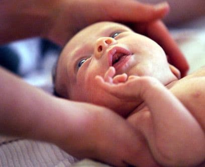 Costra láctea: Es como una caspa que crece entre el cabello del bebé. Una enfermedad muy común en los niños que, además, es inofensiva. Hay pequeños que la tienen muchos años. Síntomas: costras grasosas en la cabeza. Se pueden presentar también en las cejas o axilas. En ese caso se llaman dermatitis seborreica.