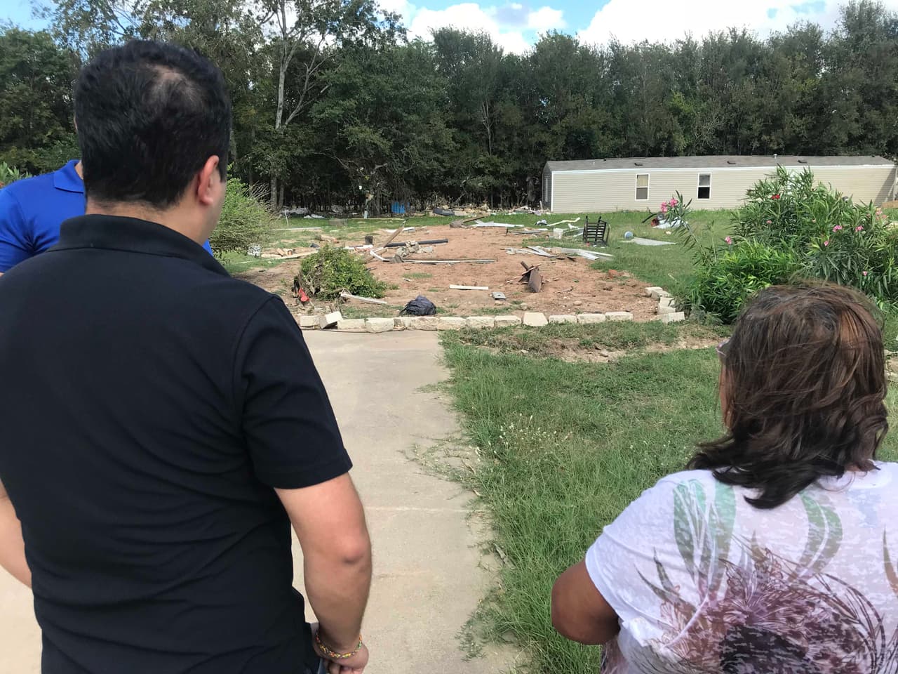 La casa de doña Catalina es una de las 140 casas móviles del parque Country Way Village que fueron destruidas en su totalidad. En el área, el olor a humedad y podrido es intenso.
<br>
<br>>