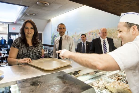 En una rápida visita del presidente a Chicago este aprovechó su tiempo al máximo desayunando en Valois su restaurante favorito en Hyde Park con el gobernador de IL Pat Quinn