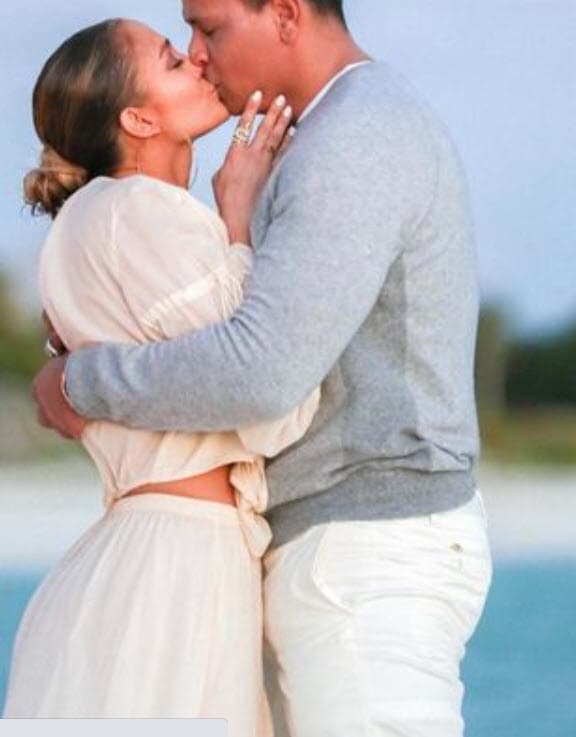 Incluso, también desaparecieron las fotos de cuando él 
<b><a href="https://www.univision.com/famosos/jennifer-lopez-y-alex-rodriguez-anillo-de-compromiso-fotos" target="_blank">le dio el anillo de compromiso</a></b> en marzo de 2019. 
<br>