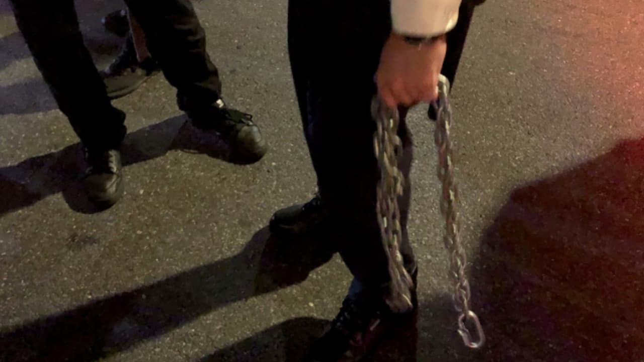 Hombre es arrestado por intentar estrangular a un oficial con una cadena durante protesta en Manhattan