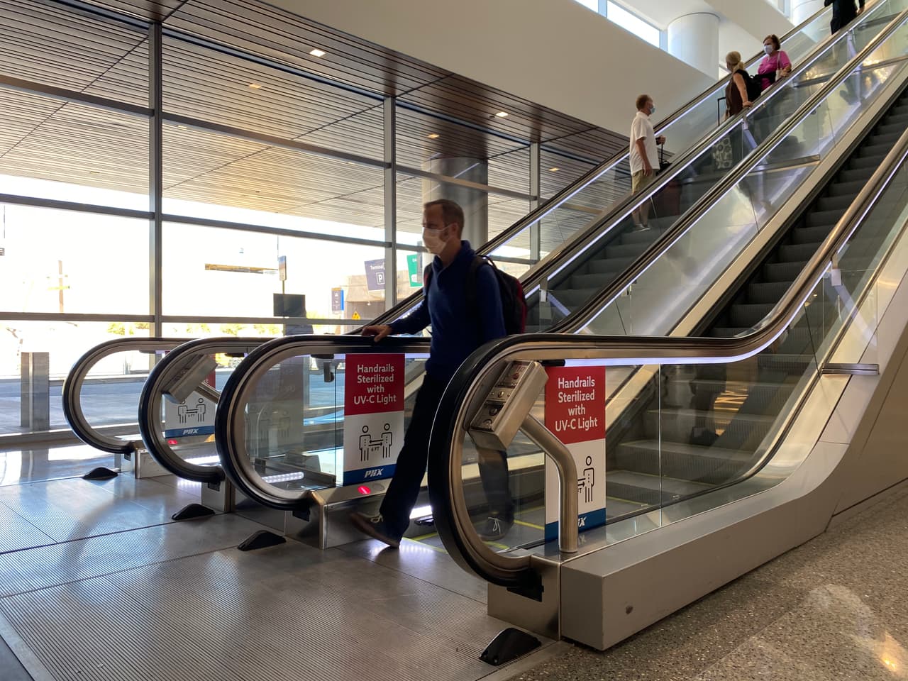 El doctor Joshua Labaer recomienda no quitarse la mascarilla, ni siquiera para comer dentro el avión o autobús, y que trate de dispersarse cuando se encuentre en las terminales. 
<br>
<br>