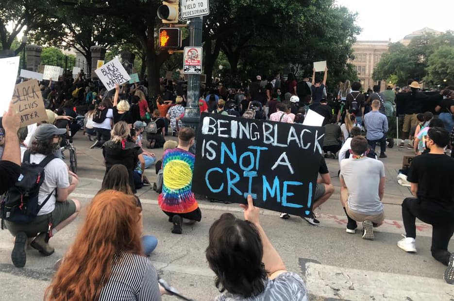 Las acusaciones por parte de la fiscalía del condado Travis implican que de acuerdo a la investigación que han llevado, tienen los suficientes elementos para llevar estos cargos, ya que afirman que muchos de los manifestantes que participaron en las protestas del 2020 fueron agredidos de forma excesiva con heridas serias corporales con el uso de un arma por parte de varios agentes del orden.