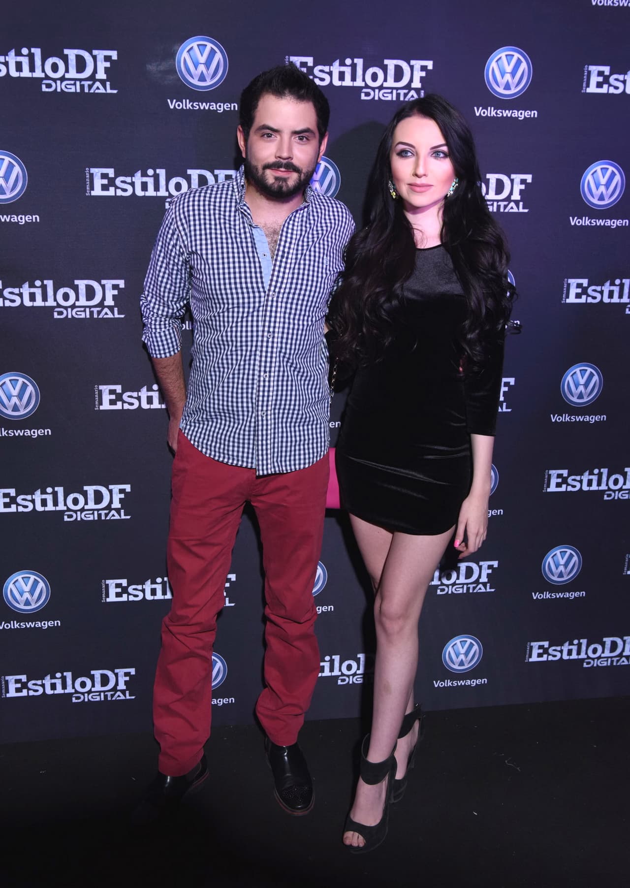 Además de celebrar un aniversario más y decirle a Bárbara cuánto la ama, José Eduardo recordó cómo la conoció, en un teatro en Sonora, México.