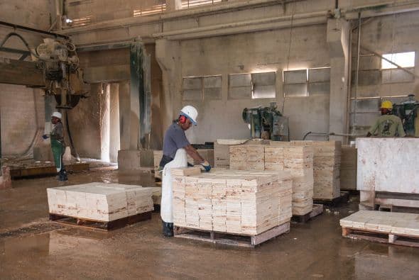 El hilo de diamante termina de cortar la gigantesca roca y un enorme bloque de 15 toneladas cae pesadamente sobre un montón de arena, bajo la atenta mirada de una decena de trabajadores.