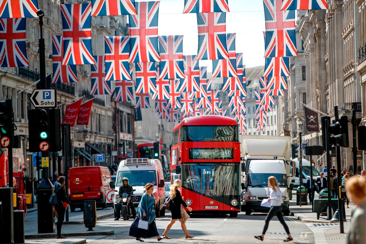 Las calles de Londres ya reflejan el espíritu de celebración de cara al enlace que se llevará a cabo el sábado, 19 de mayo en el la capilla St. George en el Castillo de Windsor.