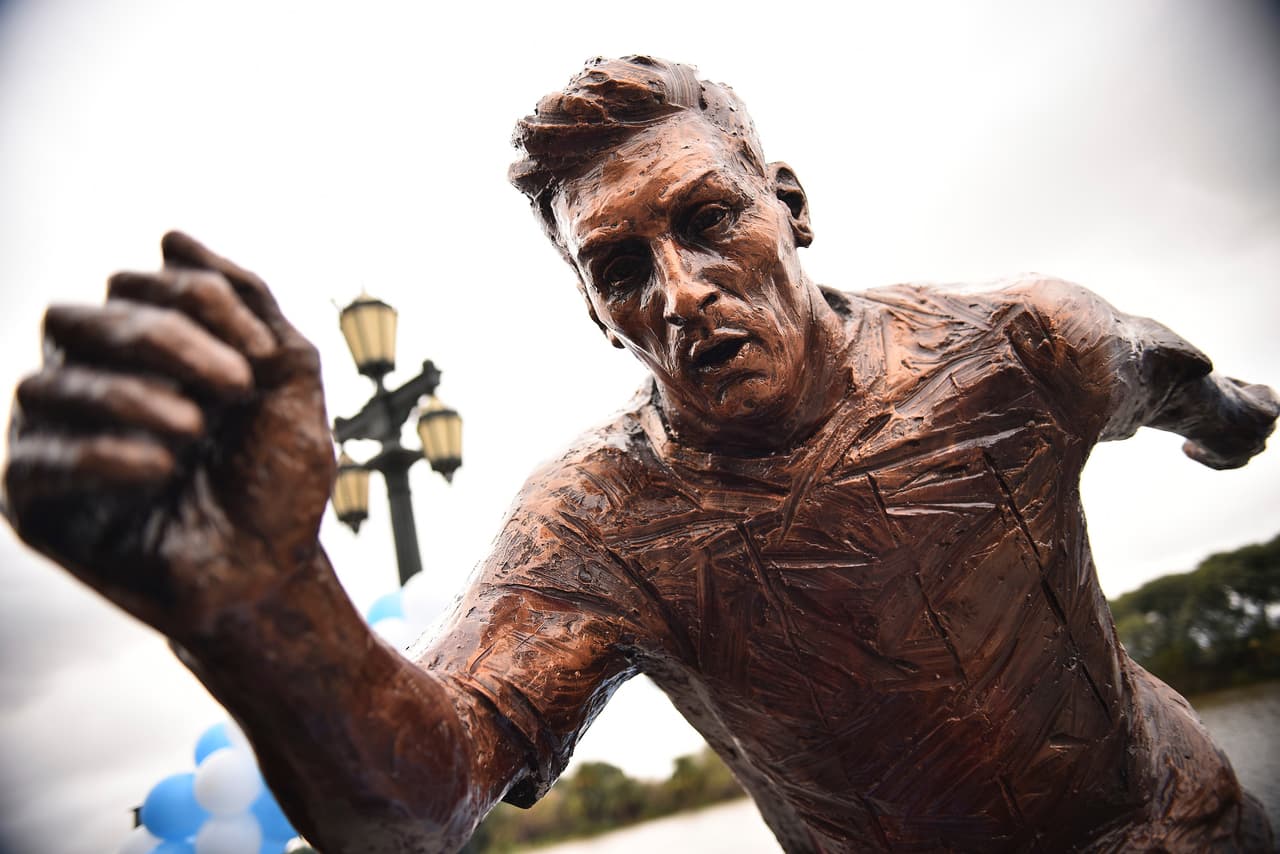 Esta escultura de Lionel Messi ya no existe, por fortuna para el arte, después de que unos vándalos la destrozaran en Buenos Aires ¿Si guaradaba una similitud?