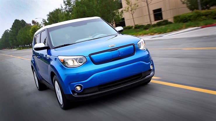 7. Kia Soul Electric (59 pts): El Kia Soul es un compacto que ofrece espacio y estilo en una categoría donde suelen brillar por su ausencia, la versión eléctrica ofrece además un manejo decente y económico. Al igual que el Focus Electric, el Soul Electric sólo se vende en los estados que han adoptado las regulaciones sobre emisiones de California