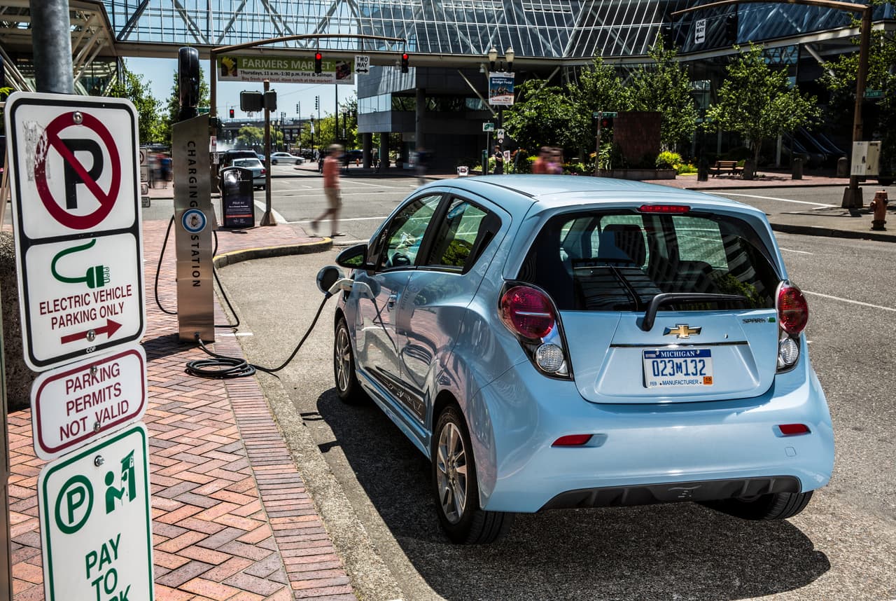 2. Chevrolet Spark EV (63 pts): Un raro caso en que el manejo del eléctrico supera al de la versión de gasolina. Suave, silencioso y hasta brioso, el Spark EV ofrece una autonomía de 82 millas por carga. Sólo se puede adquirir en los estados que han adoptado las regulaciones sobre emisiones de California