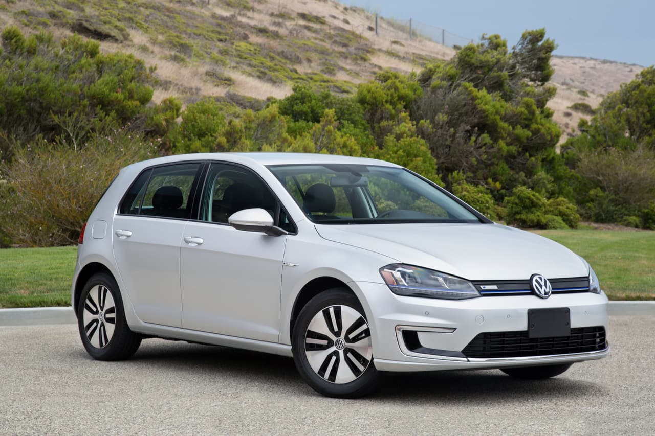 5. Volkswagen E-Golf (61 pts): La versión eléctrica del Golf es el antídoto perfecto para la mala reputación que Volkswagen se ganó con el escándalo de sus motores diésel. Con 83 millas de autonomía y los encantadores modales de ruta de sus hermanos de gasolina, el e-Golf es uno de los EVs con mejor manejo que puedes comprar.