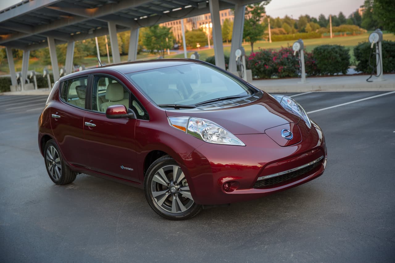 6. Nissan Leaf S / Leaf SV (59 pts): El auto eléctrico más vendido del mundo es también uno de los que más aparenta su tecnología. Con un estilo definitivamente diferente pero con dinámicas de manejo bien entradas en el territorio de lo decente, el Leaf ya en su sexto año ha sabido ganarse el favor del público.