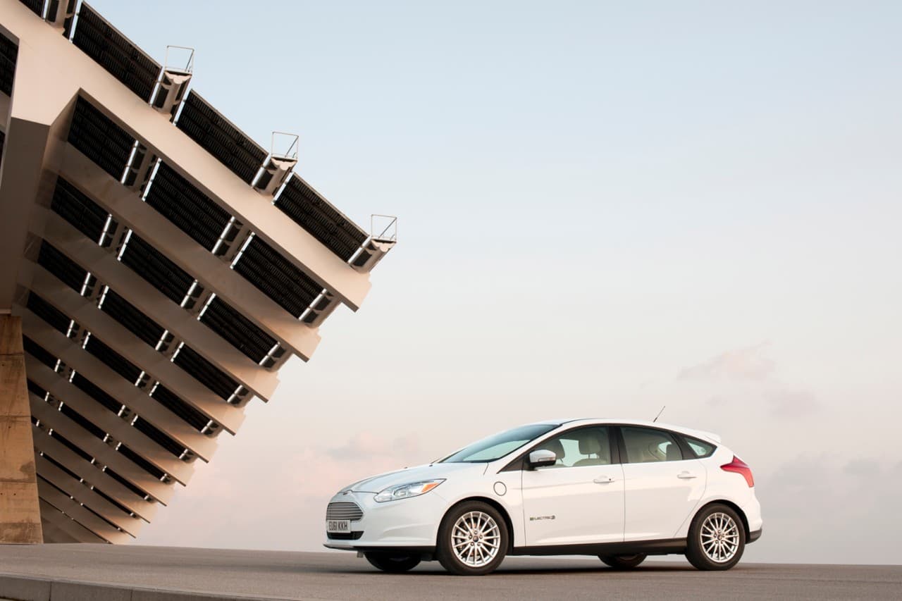 10. Ford Focus Electric (57 pts): Si, Ford fabrica una versión eléctrica del Focus. Desde el 2011 han vendido un poco más de 5,000 unidades de este compacto que sólo se comercializa en los estados que han adoptado las regulaciones sobre emisiones de California: AZ, CT, ME, MD, MA, NJ, NM, NY, OR, PA, RI, VT y WA, así como el Distrito de Columbia.