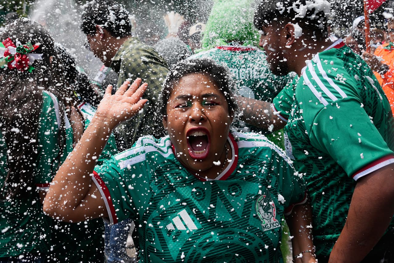 En otra noche de localidades agotadas, 80,824 asistentes sirvieron de motor para un México combativo e incisivo que supo dictar el ritmo en el terreno de juego: fueron seis remates a puerta en los primeros quince minutos, frente a cero propinados por los ecuatorianos.