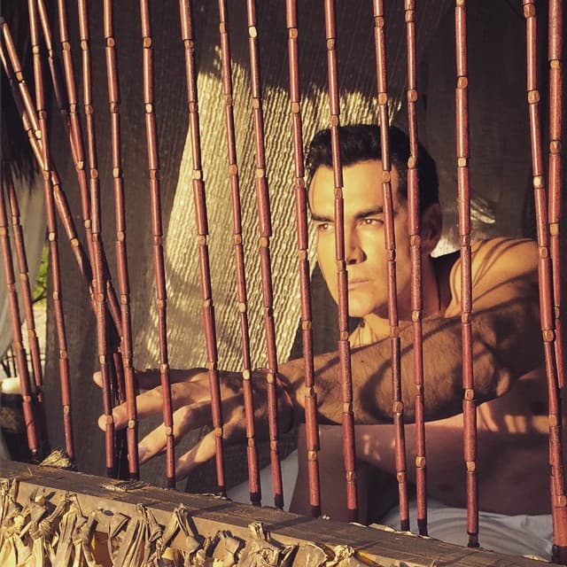 Pero tiene otra profesión que pocos conocen. ¿Adivinas cuál es?