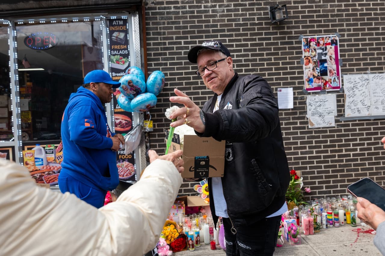 La
<b>policía de Nueva York detuvo también a Matthew Rodríguez</b>, de 18 años, señalado como el
<a href="https://www.univision.com/local/nueva-york-wxtv/cae-segundo-sospechoso-por-muerte-de-kaori-patterson-moore-bebe-de-7-meses-baleada-en-brooklyn">conductor de la motocicleta</a> utilizada en el tiroteo, que fue localizado posteriormente en Pensilvania.